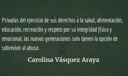 Pantalón de lona, sudadero gris. Carolina Vásquez Araya.