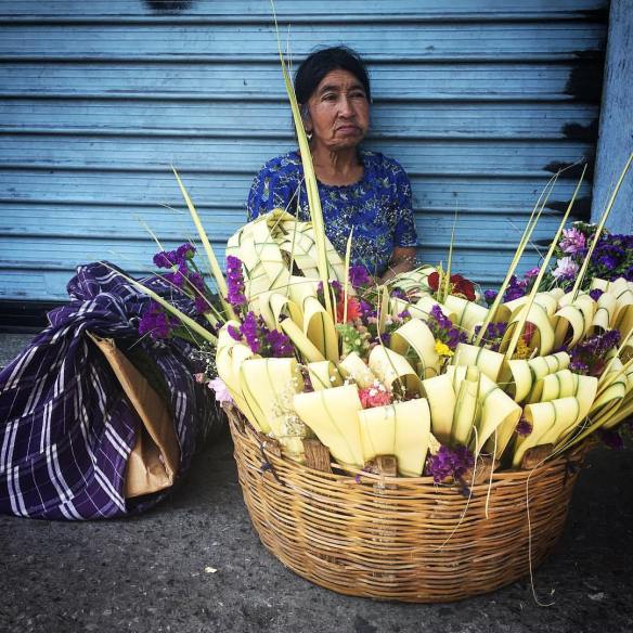 Mujer vendiendo ramos. Ilka Oliva Corado.