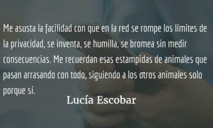 Entre la @ y el #. Lucía Escobar.