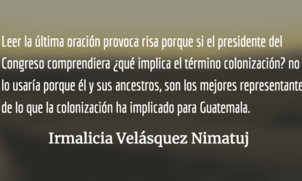 El colonizador Álvaro Arzú Escobar hablando de colonización. Irmalicia Velásquez Nimatuj.